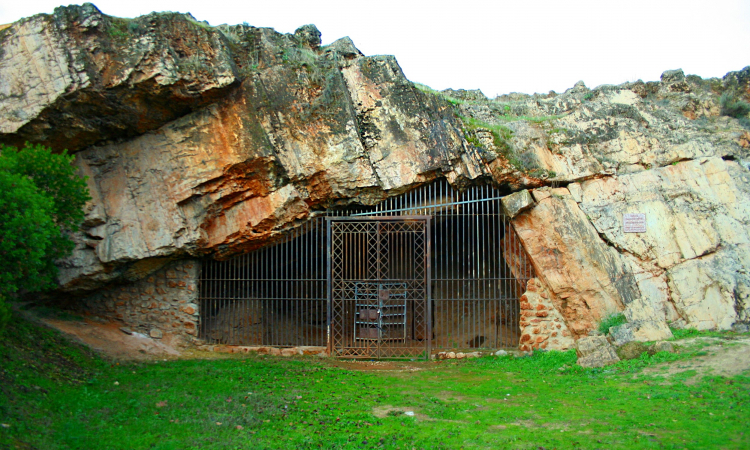 Wejście do jaskini Maltravieso. /Źródło: Wikipedia