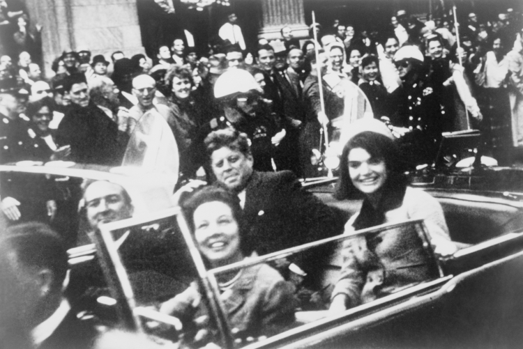 Prezydent USA John F. Kennedy na chwilę przed zamachem. /Źródło: Wikipedia