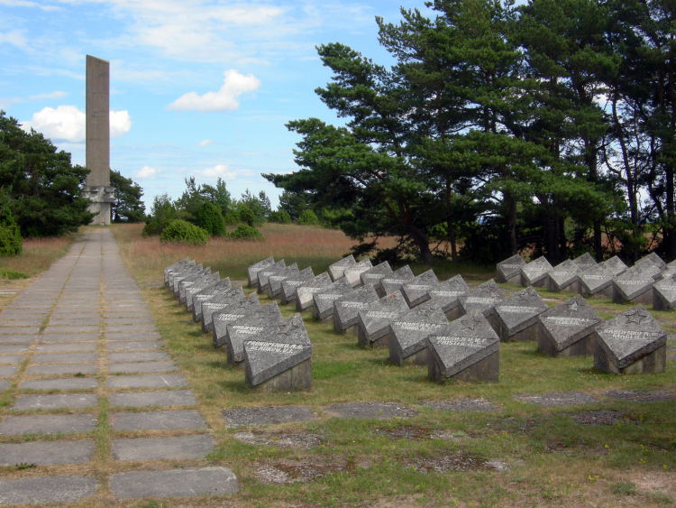 Sowiecki cmentarz poległych w czasie walk oTehumardi na Saremie. Fot. Wikipedia.
