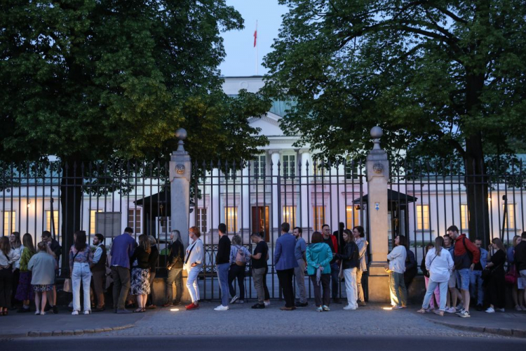 Kolejka oczekujących na wstęp do Belwederu podczas Nocy Muzeów. Warszawa, 18.05.2024. Fot. PAP/R. Guz