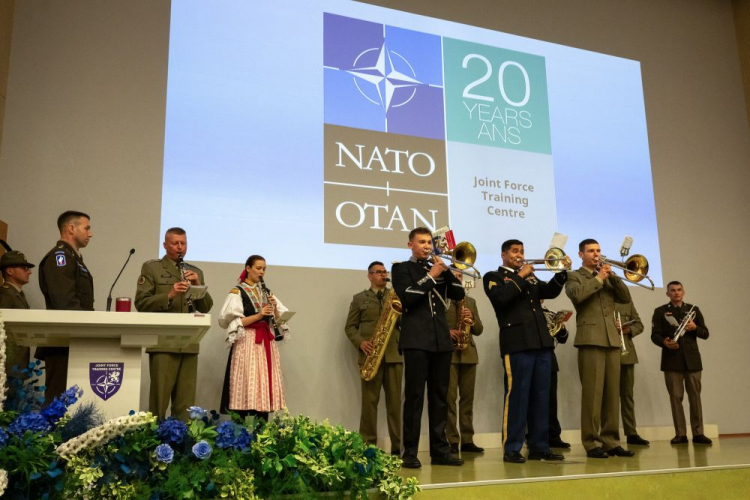 Uroczystości z okazji 20. rocznicy powstania Centrum Szkolenia Sił Połączonych NATO, na terenie jednostki przy ul. Szubińskiej w Bydgoszczy. Fot. PAP/T. Żmijewski