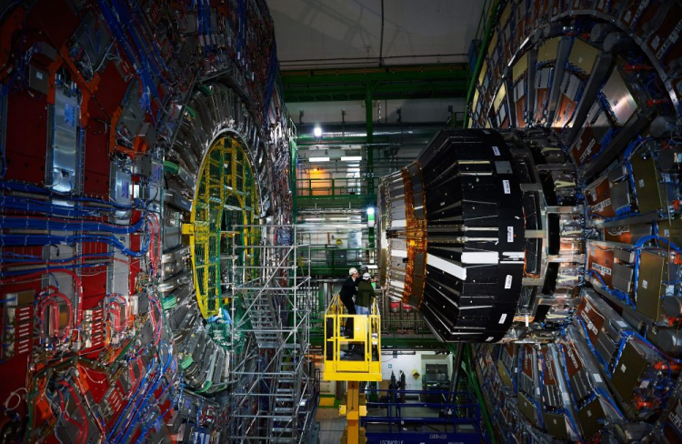 Modernizowany detektor eksperymentu CMS w Europejskiej Organizacji Badań Jądrowych CERN. Cassy, 2013 r. Fot. PAP/A. Warżawa