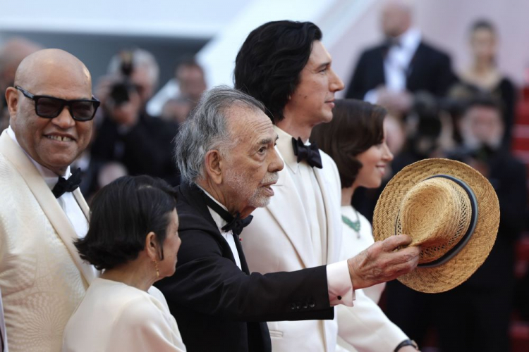 Francis Ford Coppola (trzyma kapelusz) i Adam Driver podczas 77. festiwalu w Cannes. Fot. PAP/EPA