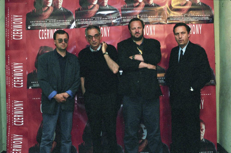 Premiera filmu "Czerwony" w reżyserii Krzysztofa Kieślowskiego w Krakowie: reżyser Krzysztof Kieślowski (2L) i scenarzysta Krzysztof Piesiewicz (P) kompozytor Zbigniew Preisner (2P) i operator Piotr Sobociński (L). 1994 r. Fot. PAP/P. Gula