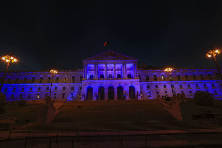 Portugalski parlament podświetlony z okazji Dnia Europy. Fot. PAP/EPA