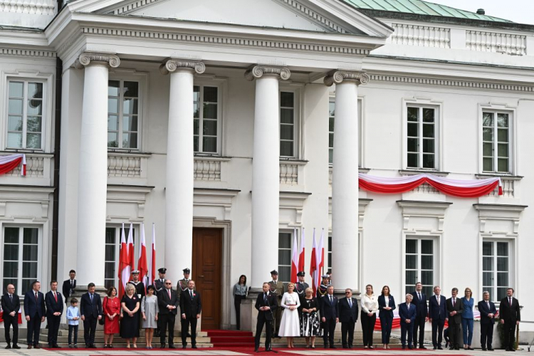 Uroczystość w Belwederze z okazji Dnia Flagi Rzeczypospolitej Polskiej oraz Dnia Polonii i Polaków za Granicą z udziałem pary prezydenckiej. Warszawa, 02.05.2024. Fot. PAP/R. Pietruszka