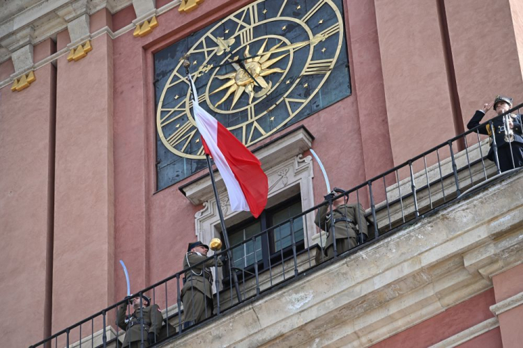 Uroczystość podniesienia flagi państwowej na Wieży Zegarowej Zamku Królewskiego. Warszawa, 02.05.2024. Fot. PAP/R. Pietruszka