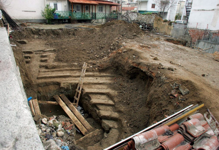 Widok części antycznego teatru greckiego odkrytego podczas prac budowlanych w Menidi na przedmieściach Aten. 2007 r. Fot. PAP/EPA