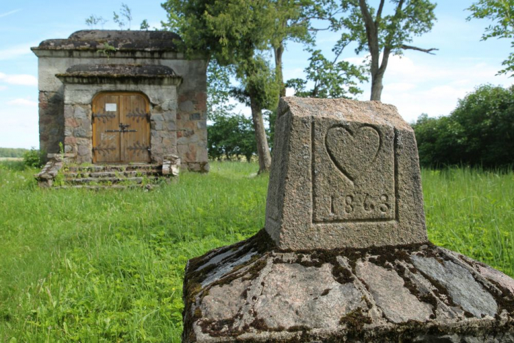Kaplica z kryptą grobową w Zakałczu. Fot. PAP/T. Waszczuk