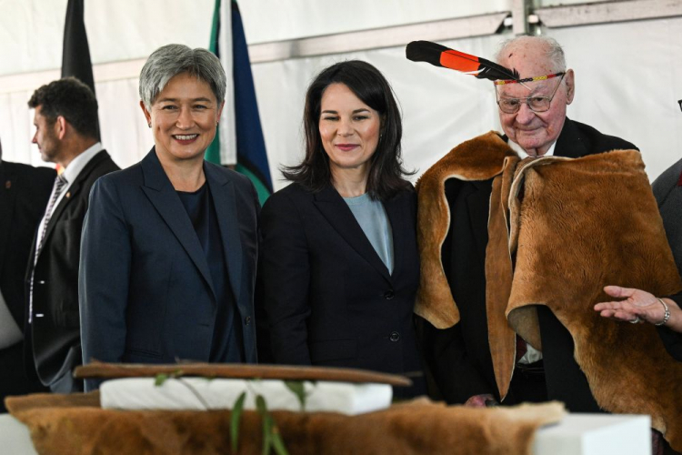 Szefowa MSZ Australii Penny Wong (L), niemiecka minister spraw zagranicznych Annalena Baerbock i Lewis O’Brien z plemienia Kaurna. Adelajda, 03.05.2024. Fot. PAP/EPA