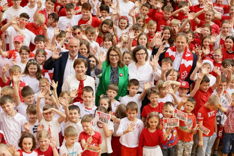 Marszałek Senatu Małgorzata Kidawa-Błońska (C) podczas wizyty w Gimnazjum im. J. Słowackiego w Czeskim Cieszynie. 02.05.2024. Fot. PAP/J. Praszkiewicz