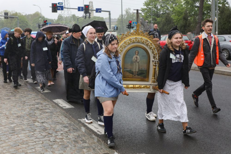 Wymarsz prawosławnej pielgrzymki z białostockiej parafii Proroka Eliasza do Zwierek na doroczne uroczystości ku czci męczennika Gabriela. Białystok, 10.05.2024. Fot. PAP/A. Reszko