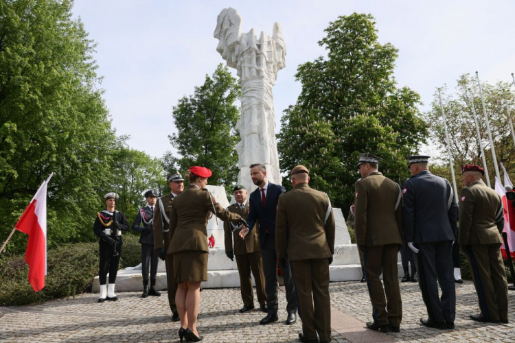 Wicepremier, minister obrony narodowej Władysław Kosiniak-Kamysz (C-P) i szef Sztabu Generalnego Wojska Polskiego gen. Wiesław Kukuła (C-L) przed Pomnikiem Bitwy o Monte Cassino w Warszawie w 80. rocznicę rozpoczęcia walk o Monte Cassino. Warszawa, 11.05.2024. Fot. PAP/L. Szymański