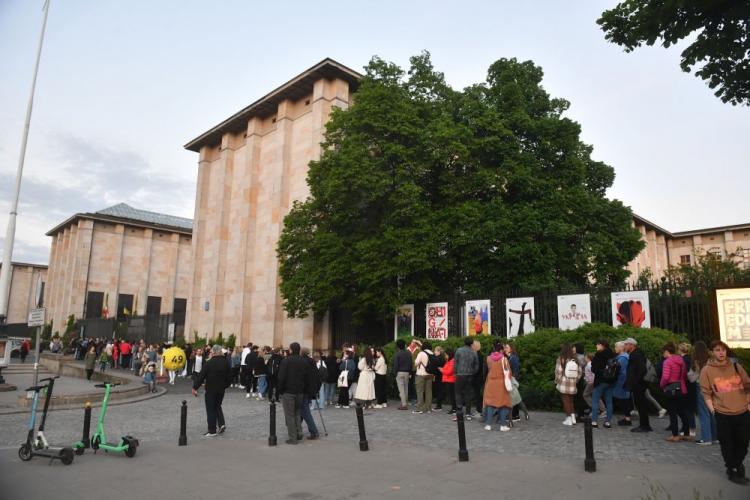 Kolejka zwiedzających przed siedzibą Muzeum Narodowego w Warszawie podczas Nocy Muzeów. Fot. PAP/R. Pietruszka