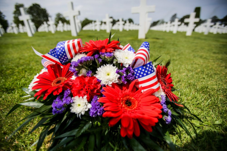 Cmentarz żołnierzy amerykańskich poległych podczas inwazji na Normandię, na plaży Omaha na północy Francji. 2015 r. Fot. PAP/L. Szymański