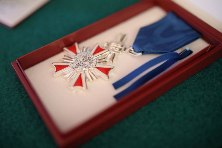 Krzyż Kawalerski Orderu Zasługi RP. Fot. PAP/L. Szymański