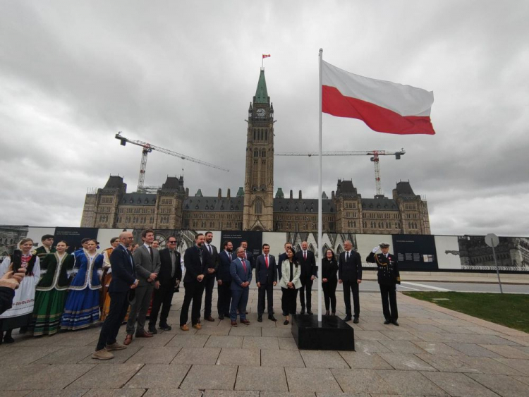 Historyczne podniesienie polskiej flagi przed kanadyjską Izbą Gmin w Ottawie. Źródło: Ambasada RP w Ottawie