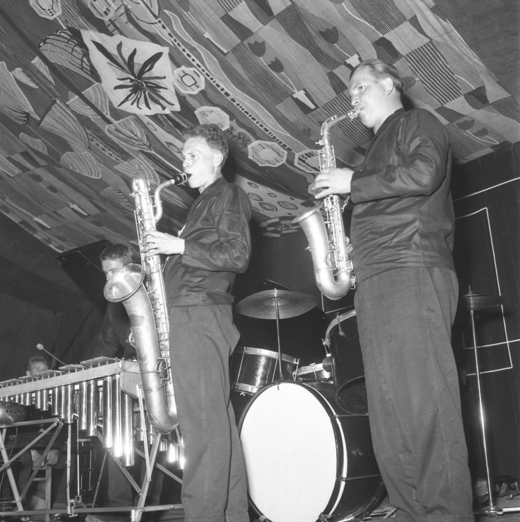 Krzysztof Komeda (L w tle), Jerzy Milian (2L) i Jan Ptaszyn Wróblewski (C) podczas koncertu Sextetu Krzysztofa Komedy na I Festiwalu Muzyki Jazzowe. Sopot 1956 r. PAP/J. Uklejewski
