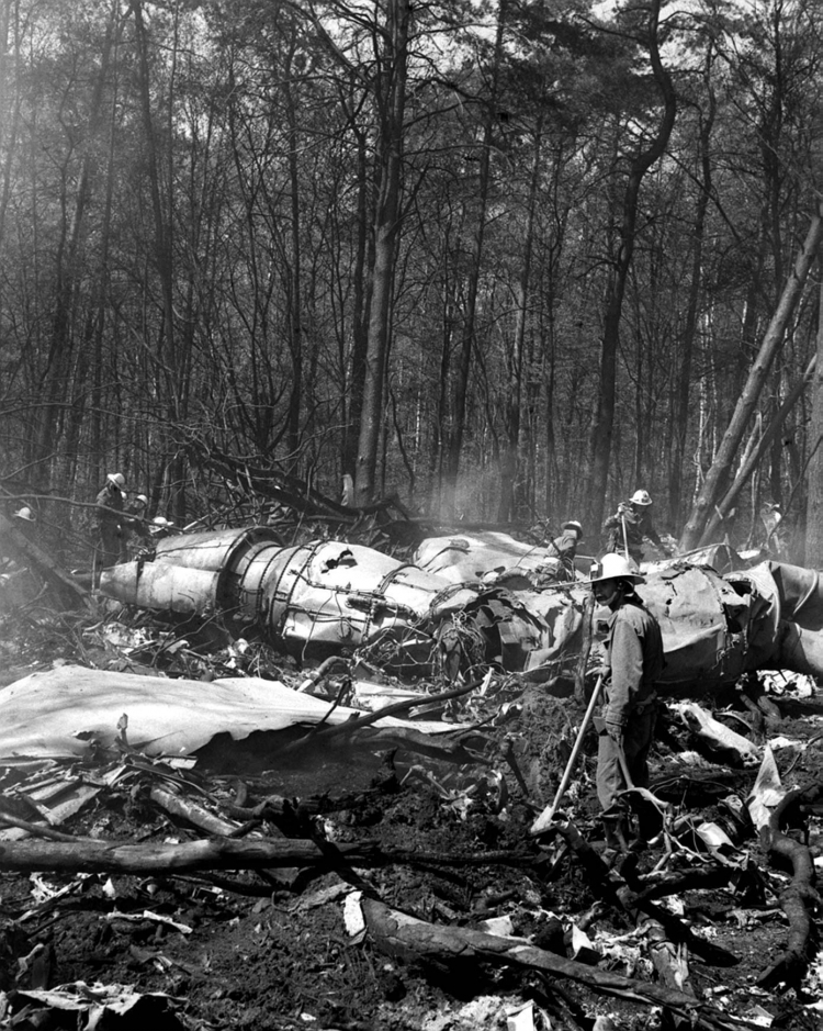 Szczątki samolotu po katastrofie w warszawskim Lesie Kabackim, 9 maja1987. PAP/J. Mazur  