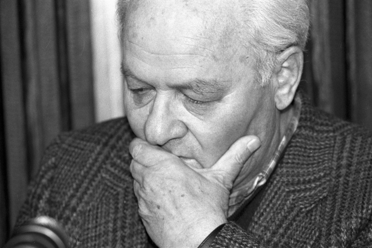 Gustaw Herling-Grudziński na spotkaniu z czytelnikami w Pen Clubie i w kawiarni Wydawnictwa Czytelnik w Warszawie w maju 1991 r. Fot. PAP/G. Rogiński