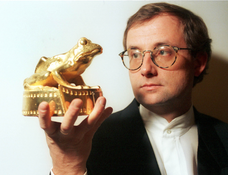 Piotr Sobociński ze „Złota Żabą” - nagrodą Festiwalu Camerimage w 1994 r. PAP/W. Szabelski