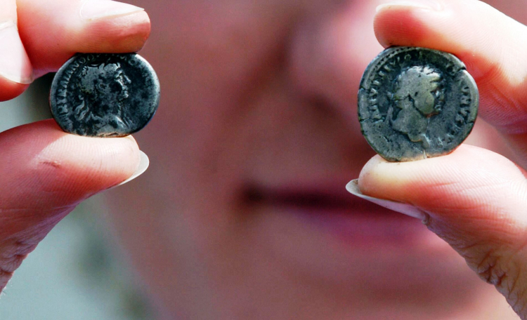 Monety z okresu Cesarstwa Rzymskiego odnalezione pod Bełchatowem w 2003 r. Na monecie widnieje wizerunek cesarza Trajana, który panował w latach 98-117./L/ oraz z /P/ moneta Domitian lub Despasion z 72-79 r. Fot. PAP/A. Zbraniecki