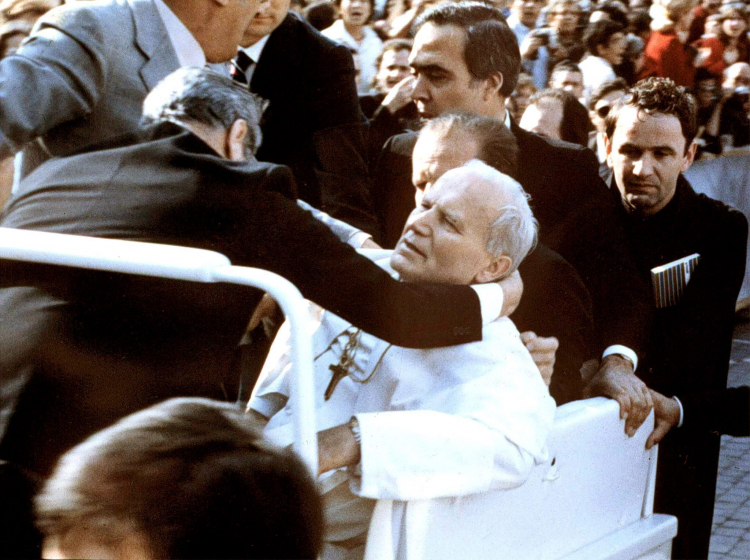 Jan Paweł II chwilę po zamachu z 13 maja 1981 roku, fot. ANSA FILES/EPA