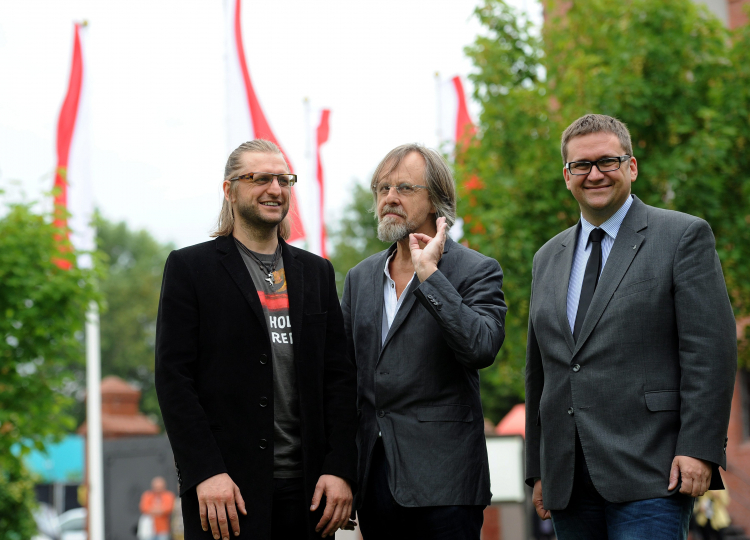 Pianista jazzowy Leszek Możdżer (L), kompozytor Jan A.P. Kaczmarek (C) oraz dyrektor MPW Jan Ołdakowski (P) Warszawa, 2011 r. PAP/Grzegorz Jakubowski