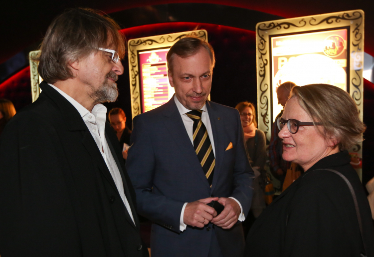 Kompozytor Jan A.P. Kaczmarek (L), minister kultury Bogdan Zdrojewski (C) i reżyser Agnieszka Holland (P), Warszawa 2012 r. PAP/Rafał Guz