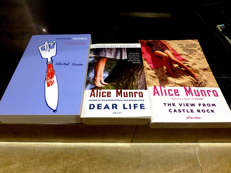 Książki Alice Munro w księgarni w Tajpej w 2013 r. Fot. PAP/EPA/D. Chang