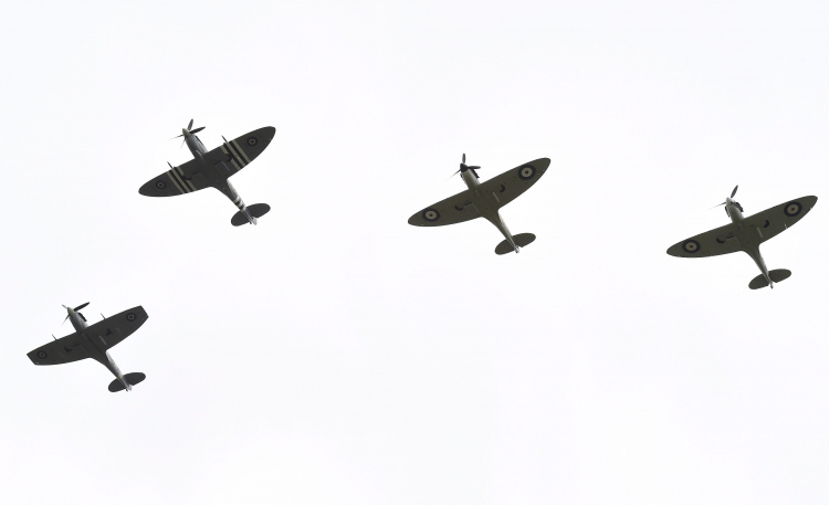 Samoloty Spitfire nad Bromley koło Kent w południowej Anglii podczas obchodów 75. rocznicy bitwy o Anglię 18 września 2015 r. Fot. PAP/EPA/F. Arrizabalaga 