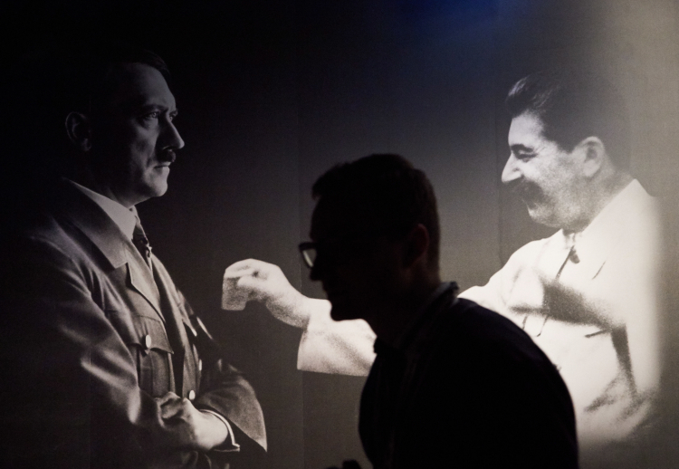Fotomontaż zdjęć Adolfa Hitlera (L) i Józefa Stalina (P) na wystawie głównej Muzeum II Wojny Światowej w Gdańsku. PAP/A. Warżawa 
