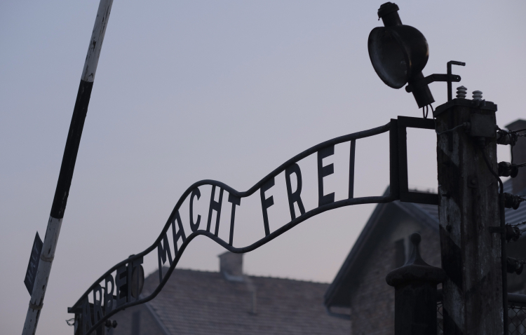 Brama dawnego obozu Auschwitz z napisem Arbeit macht frei, fot. PAP/A. Grygiel