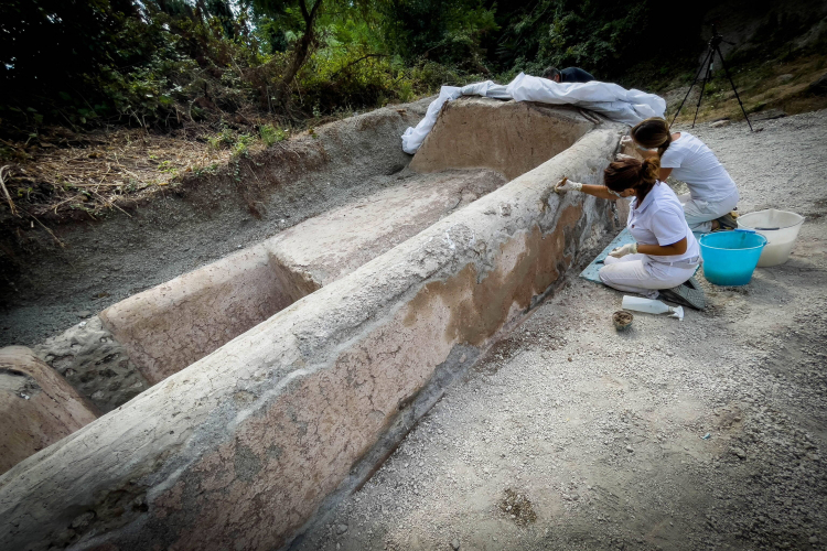 Archeolodzy pracujący w wykopaliskach w Pompejach PAP/EPA /Cesare Abbate