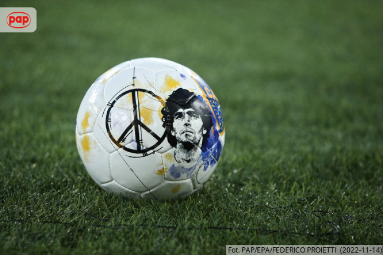 Piłka meczowa z portretem Diego Maradony. PAP/EPA /Federico Proietti 