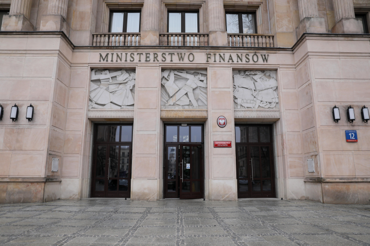 Siedziba Ministerstwa Finansów przy ul. Świętokrzyskiej w Warszawie, fot. PAP/A. Zawada