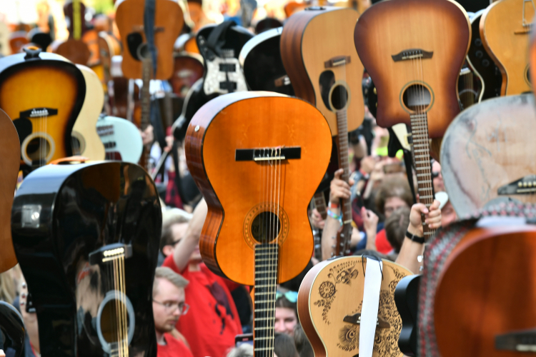 Gitarzyści na wrocławskim Rynku. PAP/AP/M. Kulczyński