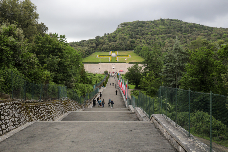 Droga prowadząca na Cmentarz Wojenny na Monte Cassino. Fot. PAP/A. Zawada