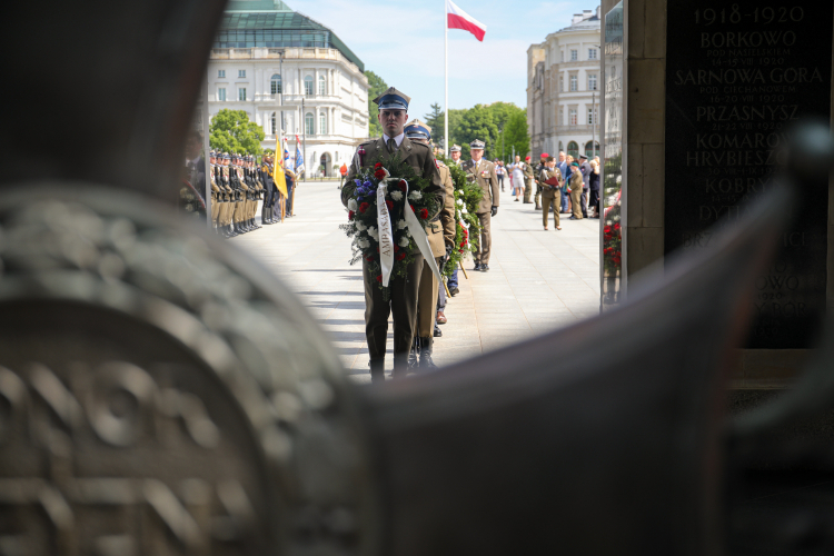 Uroczystość przy Grobie Nieznanego Żołnierza na pl. Marszałka Józefa Piłsudskiego 8 maja 2024 r. Fot. PAP/A. Zawada