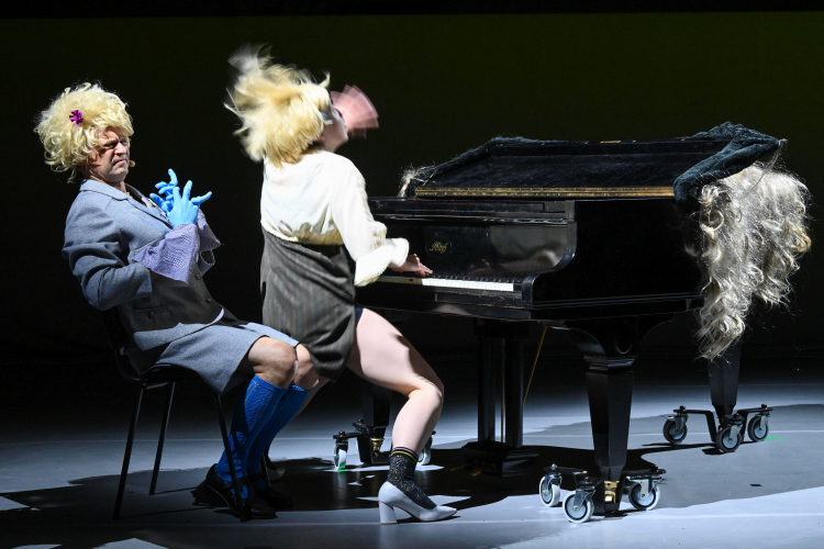 Aktorzy Karolina Paczkowska (P) i Jan Kochanowski (L) podczas próby medialnej przed premierą Wrocławskiego Teatru Pantomimy „I love Chopin”.  PAP/M. Kulczyński