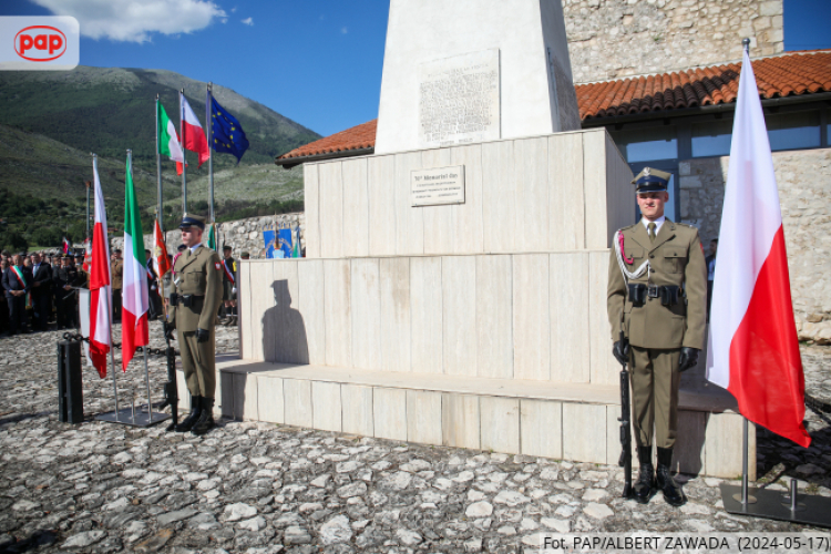 Uroczystości z okazji 80. rocznicy bitwy o Monte Cassino. Pomnik w Piedimonte. Fot. PAP/A. Zawada