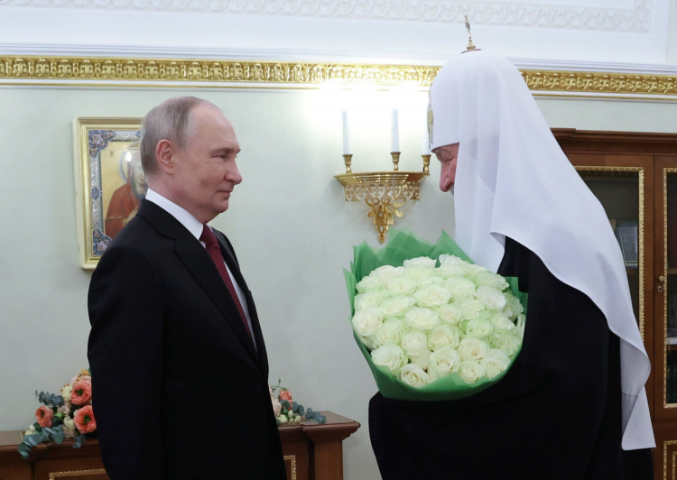 Dyktator Rosji składa życzenia imieninowe przywódcy prawosławia moskiewskiego Cyrylowi podczas jego wizyty na Kremlu 23 maja 2024 r. Fot. PAP/EPA/A. Kazakov