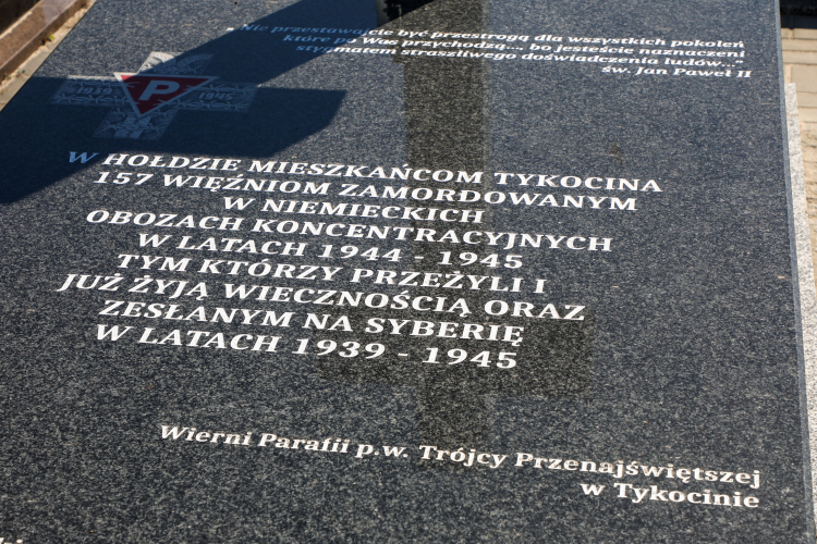 Pomnik upamiętniający więźniów niemieckich obozów koncentracyjnych i zesłanych na Syberię w ramach uroczystości 80. rocznicy wywózki mieszkańców Tykocina do obozów koncentracyjnych na cmentarzu parafialnym w Tykocinie. Fot. PAP/A. Reszko
