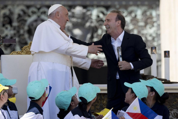 Papież Franciszek i Roberto Benigni podczas spotkania w Watykanie z okazji  Światowego Dnia Dzieci. Fot. PAP/EPA