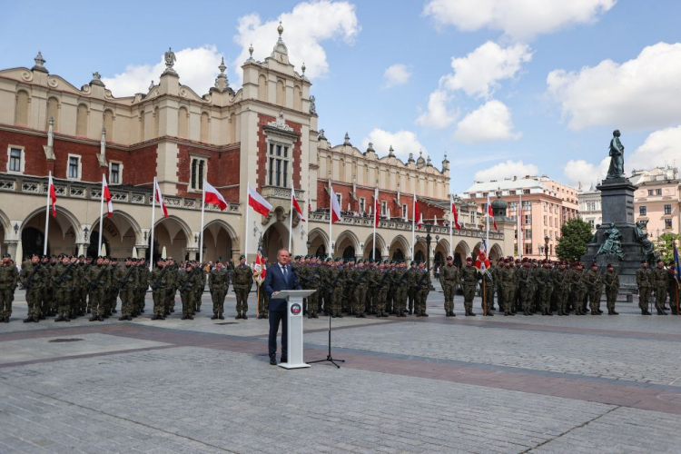 Premier Donald Tusk (C) podczas uroczystych obchodów 80. rocznicy bitwy o Monte Cassino na Rynku Głównym w Krakowie. Fot. PAP/Art Service