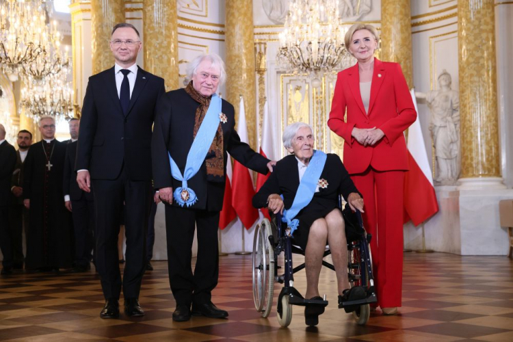 Prezydent RP Andrzej Duda (L), pierwsza dama RP Agata Kornhauser-Duda (P) oraz odznaczeni Orderem Orła Białego, dyrygent i pianista Jerzy Maksymiuk (2L) i językoznawczyni i badaczka literatury Jadwiga Puzynina (2P). Fot. PAP/L. Szymański