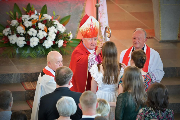 Biskup diecezjalny warszawsko-praski Romuald Kamiński udziela sakramentu bierzmowania w parafii Matki Bożej z Guadalupe w Budach Barcząckich. 2022 r. Fot. PAP/P. Piątkowski