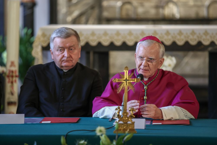 Kanonik Kapituły św. Floriana i św. Jana Pawła II ks. Andrzej Scąber (L) oraz metropolita krakowski abp Marek Jędraszewski (P) podczas rozpoczęcia procesu beatyfikacyjnego Heleny Kmieć. Kraków, 10.05.2024. Fot. PAP/Ł. Gągulski