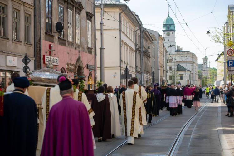 Procesja ku czci św. Stanisława – głównego patrona Polski i archidiecezji krakowskiej. Orszak przeszedł z Wawelu do klasztoru oo. Paulinów na Skałkę. Kraków, 14.05.2023. Fot. PAP/Art Service