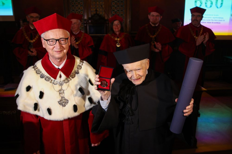 Rektor Uniwersytetu Jagiellońskiego prof. dr hab. Jacek Popiel (L) na uroczystym posiedzeniu Senatu UJ z okazji obchodów święta Uniwersytetu Jagiellońskiego wręczył złoty medal Plus Ratio Quam Vis prof. Adamowi Strzemboszowi (P). Fot. PAP/Ł. Gągulski